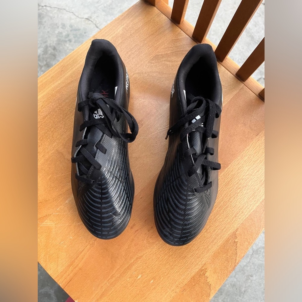 Adidas Men's Black soccer shoes.